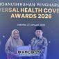 Foto. KH Imam Hasyim (Kanan) Bersama Drg Ellya Fardasah Kepala Dinkes P2KB Sumenep (Kiri) saat menerima penghargaan Nasional UHC