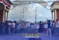 Foto. Mahasiswa UPI Sumenep saat Gelar Aksi Demontrasi KIP di kampus setempat
