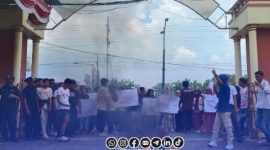 Foto. Mahasiswa UPI Sumenep saat Gelar Aksi Demontrasi KIP di kampus setempat