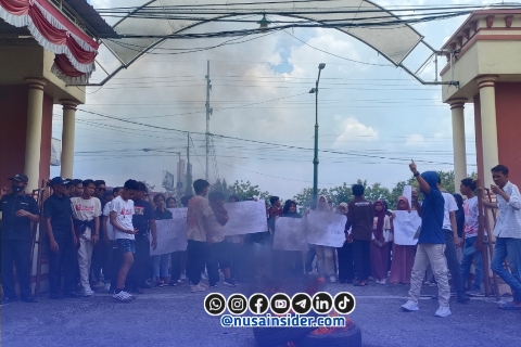 Foto. Mahasiswa UPI Sumenep saat Gelar Aksi Demontrasi KIP di kampus setempat