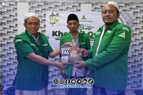 Foto. Penyerahan wakaf buku oleh Naghfir institut kepada GP Ansor setempat. 