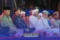 Foto. Bupati Sumenep Dr H Achmad Fauzi Wongsojudo di tengah-tengah para Alim Ulama' dalam Momentum Sumenep Bersholawat 2026 Dalam Rangka satu tahun Kepemimpinan. 