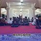 Foto. Kegiatan Khotmil Qur'an pemerintah kabupaten (Pemkab) sumenep di pendopo agung keraton setempat. 