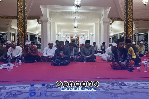 Foto. Kegiatan Khotmil Qur'an pemerintah kabupaten (Pemkab) sumenep di pendopo agung keraton setempat. 