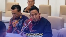 Foto. Bupati Sumenep Dr H Achmad Fauzi wongasojudo saat melakukan teken PLTS di dua kepulauan Sumenep