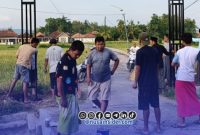 Foto. Tampak warga Pocang Timur Kecamatan Lenteng Bangun Gapura Secara Swadaya