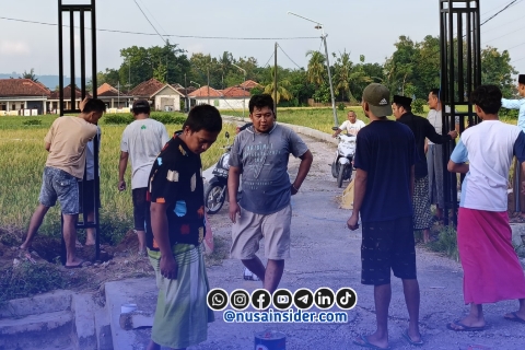 Foto. Tampak warga Pocang Timur Kecamatan Lenteng Bangun Gapura Secara Swadaya