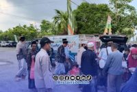 Foto. Berkah Ramadhan Berbagi Takjil BMT UHT Sidogiri di Jalan Akses Utama Gapura - Sumenep