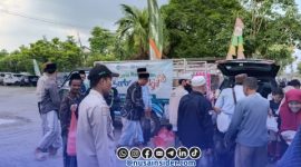 Foto. Berkah Ramadhan Berbagi Takjil BMT UHT Sidogiri di Jalan Akses Utama Gapura - Sumenep