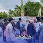 Foto. Berkah Ramadhan Berbagi Takjil BMT UHT Sidogiri di Jalan Akses Utama Gapura - Sumenep