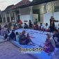 Foto. Momen Buka Puasa Bersama keluarga SR di kampung kasur pasir putih Desa Legung Timur Sumenep