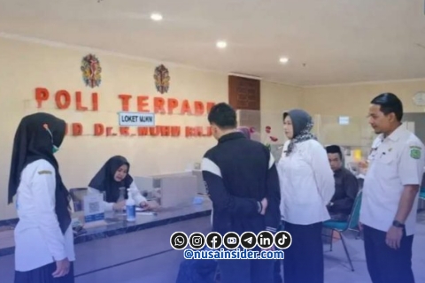 Foto. Kunjungan Dirut RSUD Moh Anwar Bersama Petugas di Ruang Pendaftaran Poli Umum
