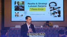 Foto. Moh. Romli saat mengisi kegiatan di UTM Bangkalan