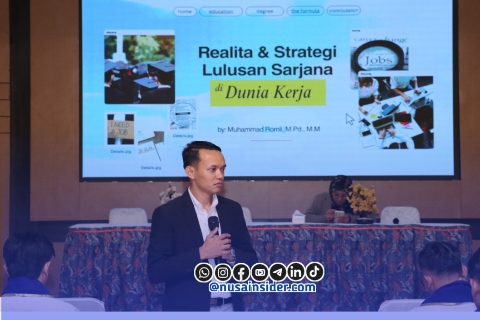 Foto. Moh. Romli saat mengisi kegiatan di UTM Bangkalan