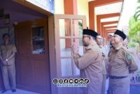 Foto. Bupati Sumenep Achmad Fauzi wongsojudo saat meninjau TKA SMP di Sumenep didampingi kadisdik Mohammad iksan, S.Pd., MT