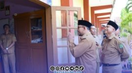 Foto. Bupati Sumenep Achmad Fauzi wongsojudo saat meninjau TKA SMP di Sumenep didampingi kadisdik Mohammad iksan, S.Pd., MT