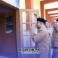 Foto. Bupati Sumenep Achmad Fauzi wongsojudo saat meninjau TKA SMP di Sumenep didampingi kadisdik Mohammad iksan, S.Pd., MT