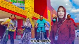Foto. Direktur Rumah Sakit Umum Daerah (RSUD) Moh Anwar Sumenep, Dr Erliyati M.Kes saat bersama Pegawai setempat menggunakan Sepeda gunung