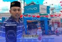 Foto. Warga Sumenep, Toifur Ali Wafa saat Melakukan Tukar Tambah Handphone untuk Anak Pertamanya. 