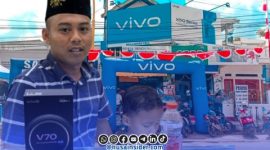 Foto. Warga Sumenep, Toifur Ali Wafa saat Melakukan Tukar Tambah Handphone untuk Anak Pertamanya. 