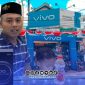 Foto. Warga Sumenep, Toifur Ali Wafa saat Melakukan Tukar Tambah Handphone untuk Anak Pertamanya. 