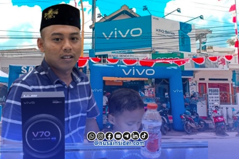 Foto. Warga Sumenep, Toifur Ali Wafa saat Melakukan Tukar Tambah Handphone untuk Anak Pertamanya. 