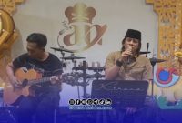 Foto. Ketua JSI Sumenep, Igusty Madani di Panggung Live Musik Cafe dan Resto Arinna Sumenep