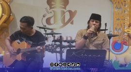Foto. Ketua JSI Sumenep, Igusty Madani di Panggung Live Musik Cafe dan Resto Arinna Sumenep