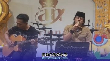 Foto. Ketua JSI Sumenep, Igusty Madani di Panggung Live Musik Cafe dan Resto Arinna Sumenep