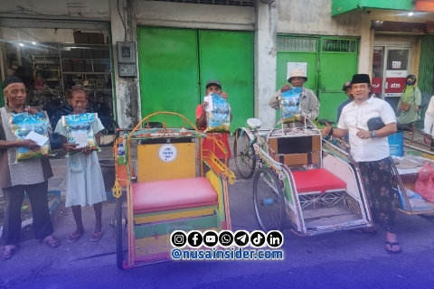 Foto. Pimred Detikzone.id Igusty Madani saat menyelenggarakan Program Jumat Berkah