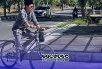 Foto. Anggota DPRD Sumenep, Hosnan Abrari saat mengendarai Sepeda ke Kantor