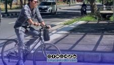 Foto. Anggota DPRD Sumenep, Hosnan Abrari saat mengendarai Sepeda ke Kantor