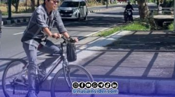 Foto. Anggota DPRD Sumenep, Hosnan Abrari saat mengendarai Sepeda ke Kantor