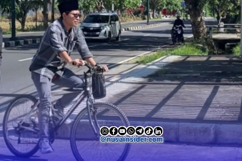 Foto. Anggota DPRD Sumenep, Hosnan Abrari saat mengendarai Sepeda ke Kantor