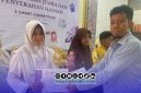 Foto. Az Syahra Nastiti Ramadhani, siswi kelas 1 SMP Integral Luqman Al-Hakim Sumenep saat menerima prestasi di pamekasan