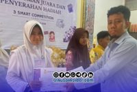 Foto. Az Syahra Nastiti Ramadhani, siswi kelas 1 SMP Integral Luqman Al-Hakim Sumenep saat menerima prestasi di pamekasan