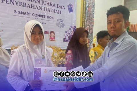 Foto. Az Syahra Nastiti Ramadhani, siswi kelas 1 SMP Integral Luqman Al-Hakim Sumenep saat menerima prestasi di pamekasan