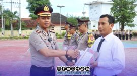 Foto. Kapolres Sumenep saat memberikan penghargaan kepada Anggotanya