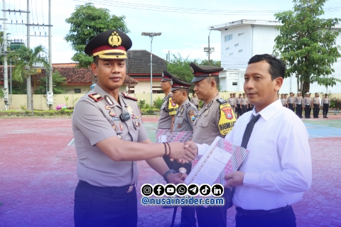 Foto. Kapolres Sumenep saat memberikan penghargaan kepada Anggotanya