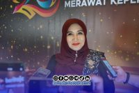 Foto. Anggota DPD/MPR RI, Dr Lia Istifhama S.Sos.S.Sos.i., M.E.I saat menerima penghargaan dari Media Beritajatim
