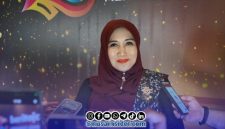 Foto. Anggota DPD/MPR RI, Dr Lia Istifhama S.Sos.S.Sos.i., M.E.I saat menerima penghargaan dari Media Beritajatim