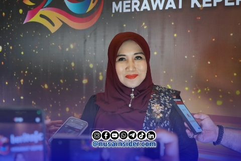Foto. Anggota DPD/MPR RI, Dr Lia Istifhama S.Sos.S.Sos.i., M.E.I saat menerima penghargaan dari Media Beritajatim