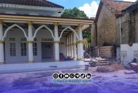 Foto. Pembangunan pagar dan area parkir Masjid Husnul Khotimah di Desa Gunung Kembar, Kecamatan Manding Oleh Jurnalis Sumenep Independen (JSI) 