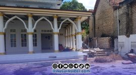 Foto. Pembangunan pagar dan area parkir Masjid Husnul Khotimah di Desa Gunung Kembar, Kecamatan Manding Oleh Jurnalis Sumenep Independen (JSI) 