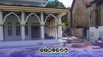 Foto. Pembangunan pagar dan area parkir Masjid Husnul Khotimah di Desa Gunung Kembar, Kecamatan Manding Oleh Jurnalis Sumenep Independen (JSI) 