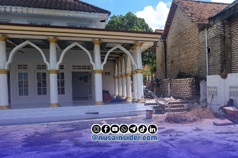 Foto. Pembangunan pagar dan area parkir Masjid Husnul Khotimah di Desa Gunung Kembar, Kecamatan Manding Oleh Jurnalis Sumenep Independen (JSI) 
