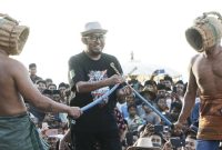 Foto. Bupati Sumenep, Achmad Fauzi wongsojudo saat menghadiri Festival Ojhung 2025 di wisata Pantai Badur