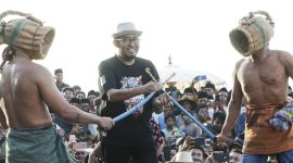 Foto. Bupati Sumenep, Achmad Fauzi wongsojudo saat menghadiri Festival Ojhung 2025 di wisata Pantai Badur