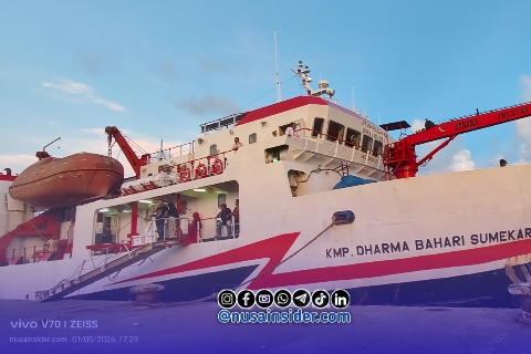 Foto. Tol Laut KMP DBS III Milik PT Sumekar saat pemberangkatan dari Pelabuhan Kalianget menuju Kepulauan Kangean