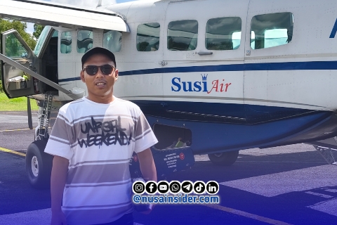 Foto. Pimred nusainsider.com Ach Toifur Ali Wafa saat berada di Bandara Pagerungan Besar kepulauan Sapeken - Sumenep